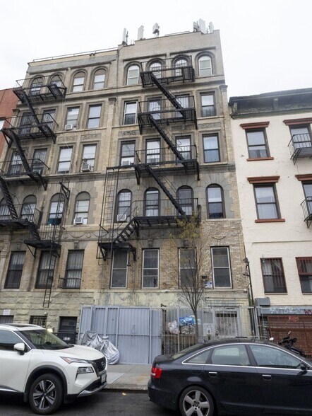 221 Henry St, New York, NY for sale - Building Photo - Image 1 of 5