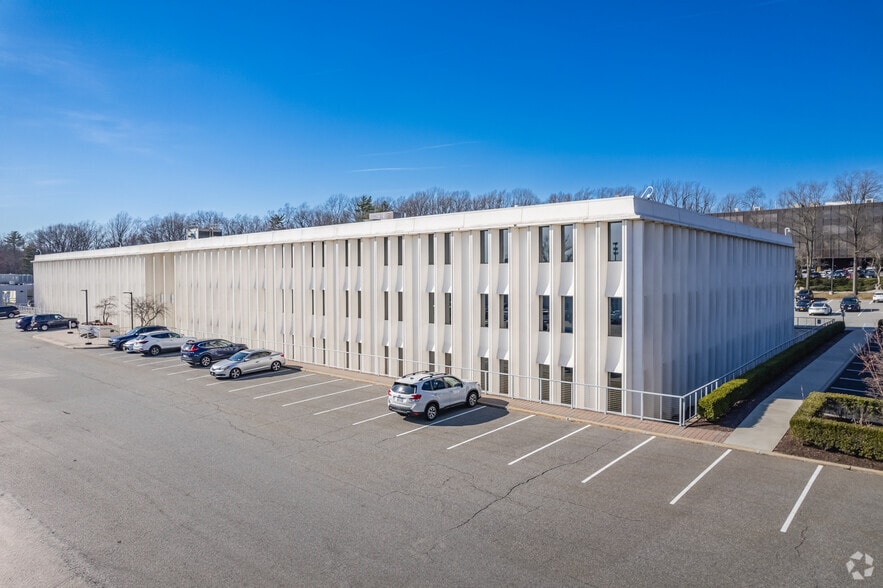 5 Dakota Dr, Lake Success, NY for lease - Building Photo - Image 2 of 8