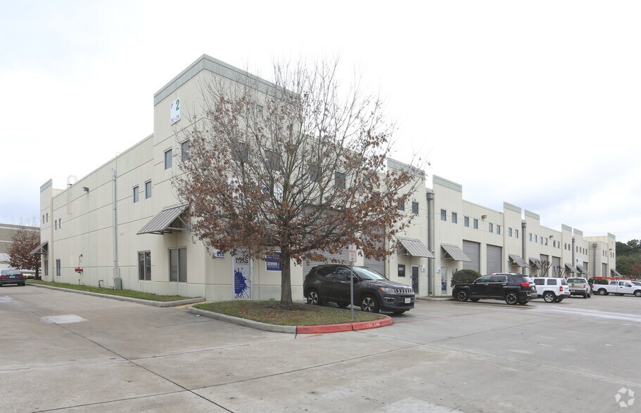5750 N Sam Houston Pky E, Houston, TX à louer - Photo du bâtiment - Image 3 de 10
