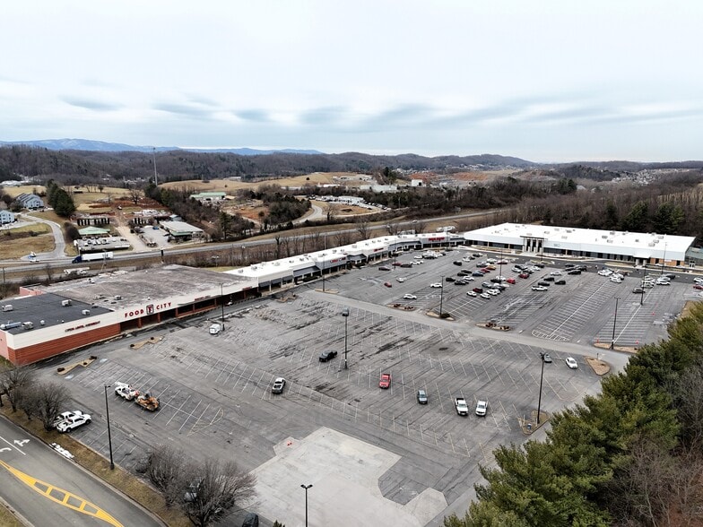 308-386 Towne Center Dr, Abingdon, VA for lease - Primary Photo - Image 1 of 5
