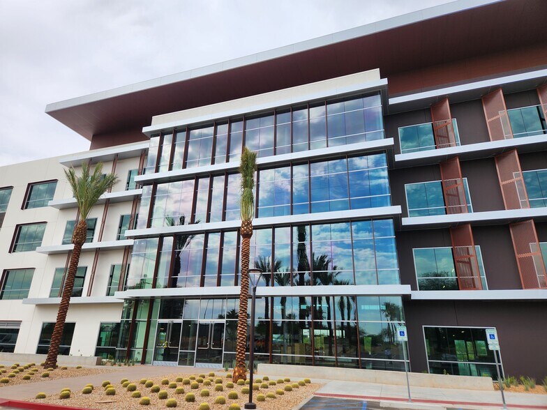 8240 S River Pky, Tempe, AZ à vendre - Photo du bâtiment - Image 2 de 9