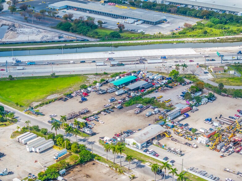 13800 NW 112th ave, Hialeah Gardens, FL à vendre - Photo du bâtiment - Image 2 de 24