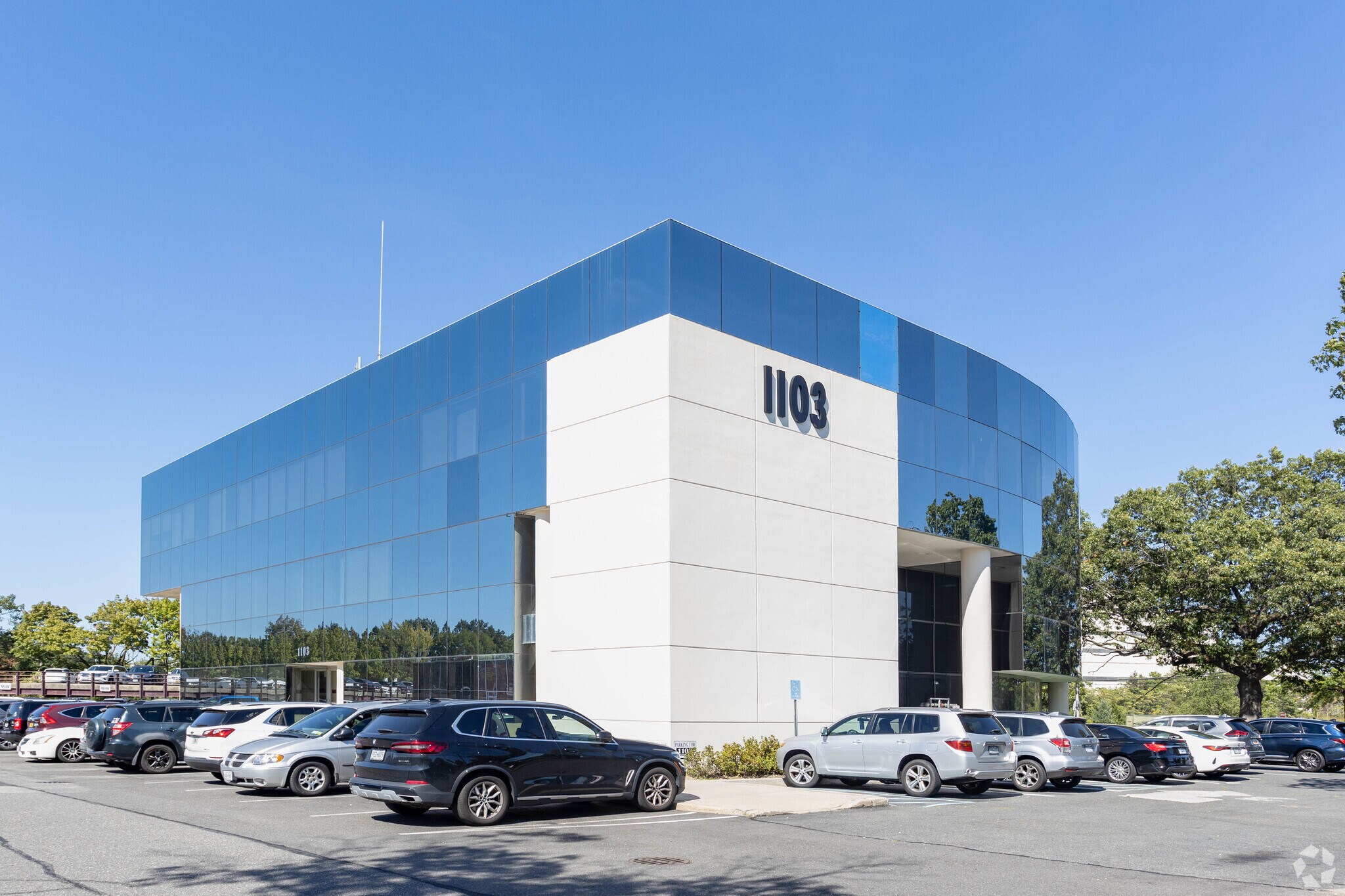 1103 Stewart Ave, Garden City, NY à louer Photo du bâtiment- Image 1 de 10