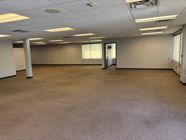 8600 W 110th St, Overland Park, KS for lease - Building Photo - Image 3 of 8