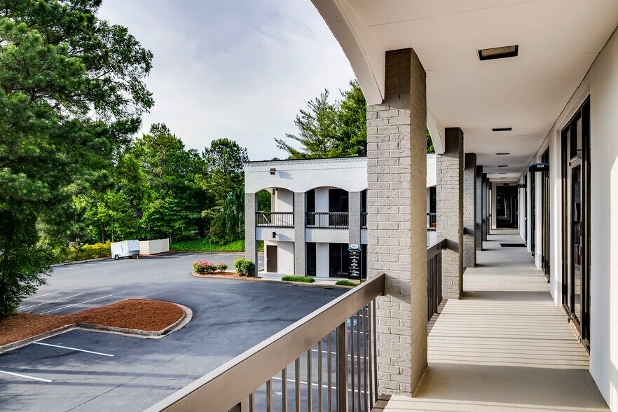 3020 Roswell Rd NE, Marietta, GA for lease - Building Photo - Image 2 of 18