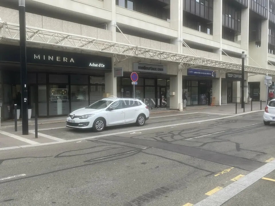 Retail in Montigny-le-Bretonneux for lease Building Photo- Image 1 of 2