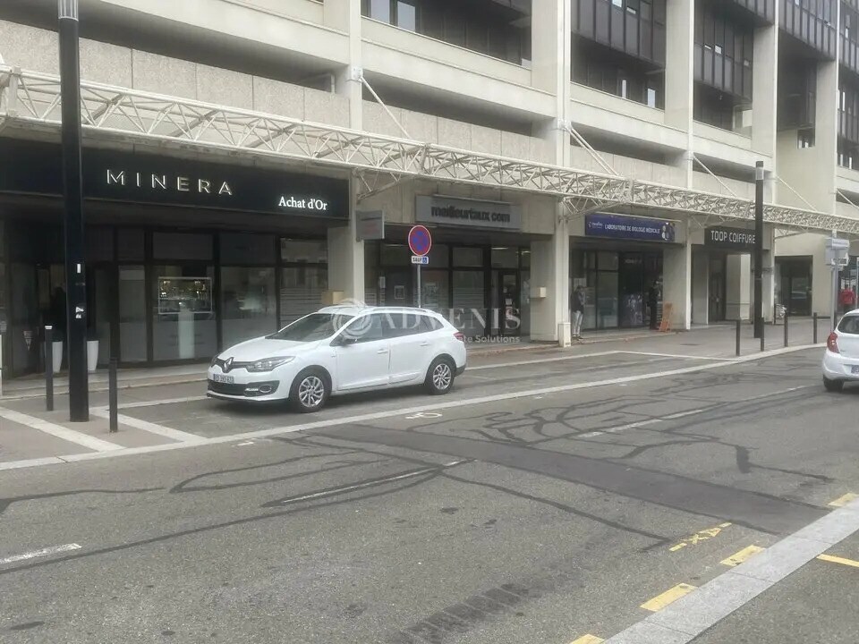 Commerce de détail dans Montigny-le-Bretonneux à louer Photo du bâtiment- Image 1 de 2