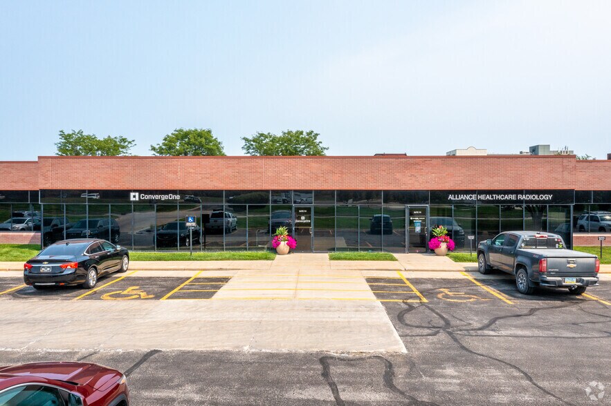 7601 Office Plaza Dr N, West Des Moines, IA à louer - Photo du bâtiment - Image 3 de 5