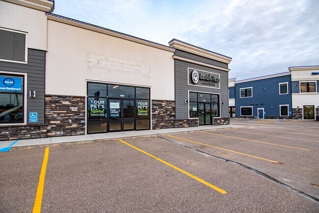 Plus de détails pour 179 Leva Ave, Red Deer, AB - Commerce de détail à louer