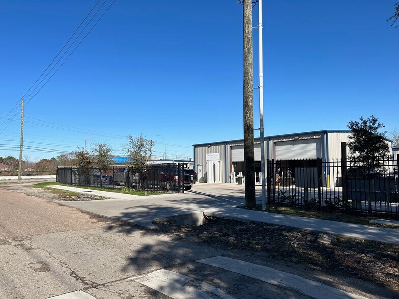 12017 Carlsbad St, Houston, TX à louer - Photo du bâtiment - Image 3 de 14