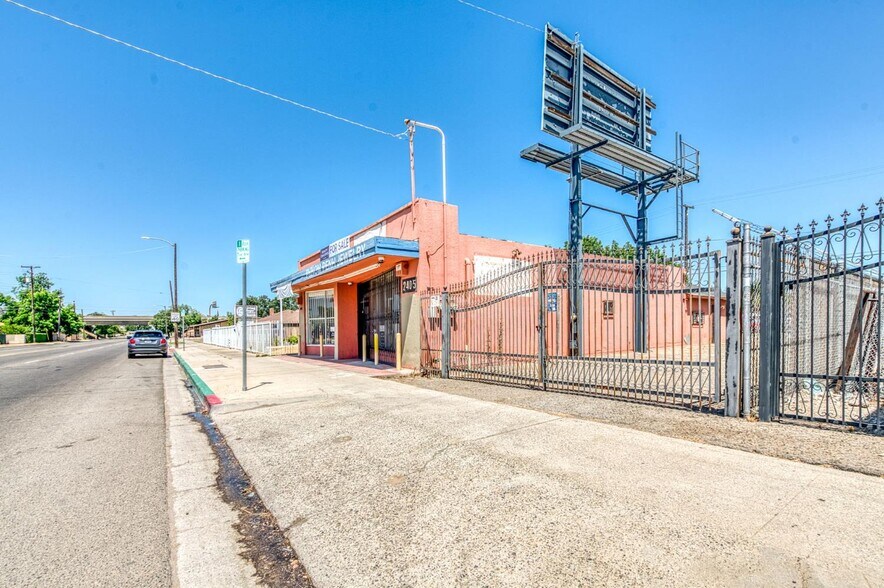 2403-2405 E Clinton Ave, Fresno, CA à vendre - Photo du bâtiment - Image 3 de 16