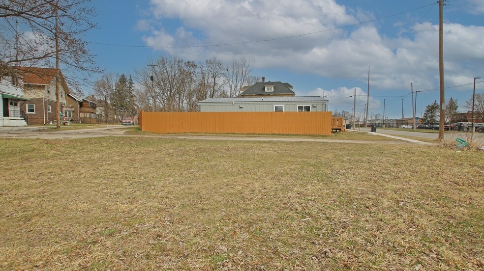 800 Martin Luther King Ave, Flint, MI for sale - Building Photo - Image 3 of 15