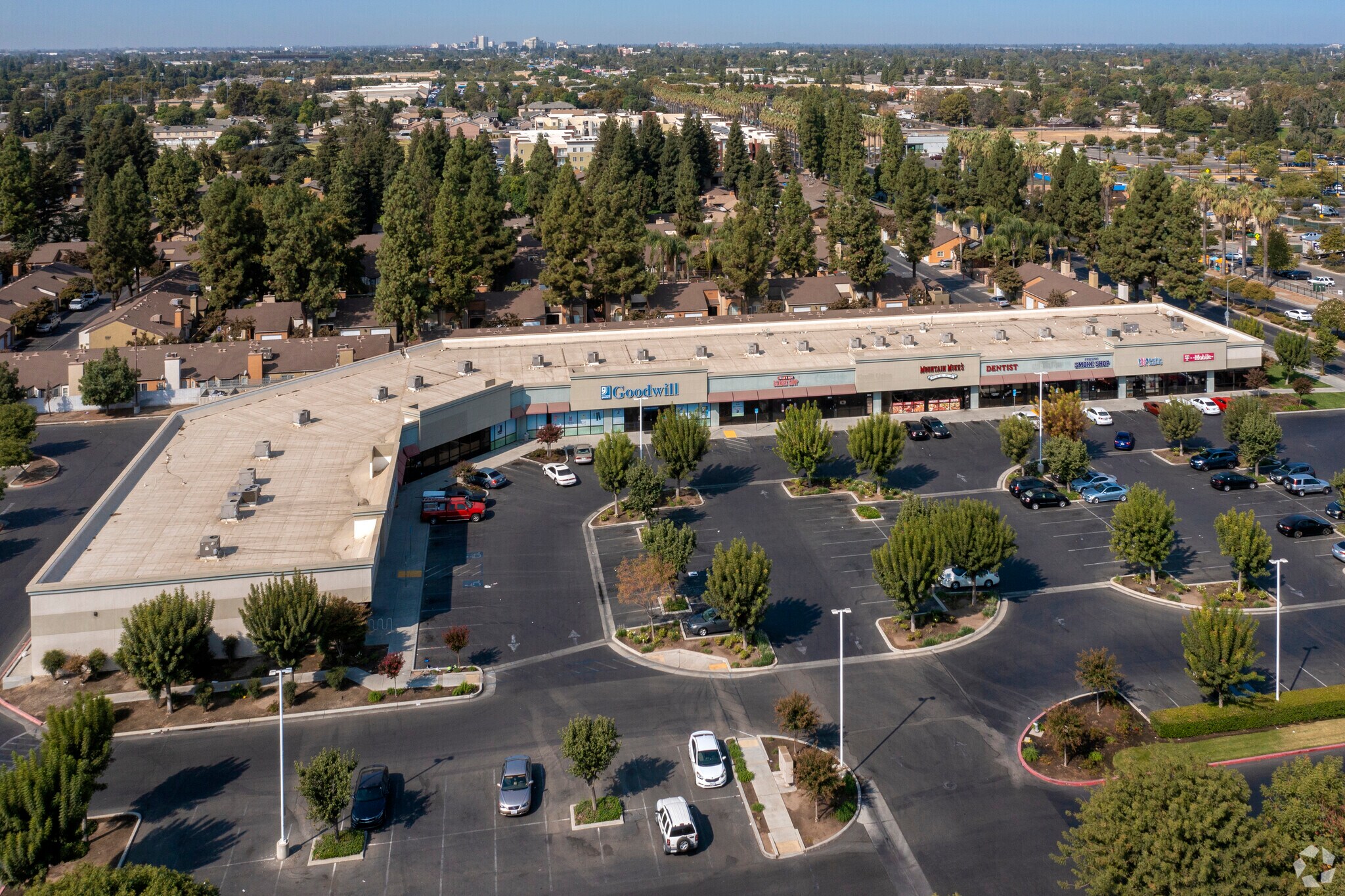 E Kings Canyon Rd, Fresno, CA for lease Primary Photo- Image 1 of 7