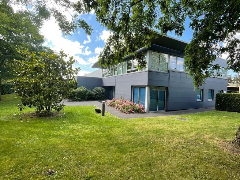 Local d'activités dans Le Plessis-Bouchard à vendre - Photo du bâtiment - Image 3 de 17