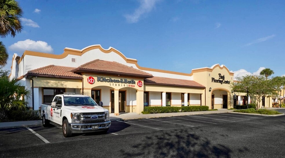 8590 E CR-466, Lady Lake, FL à vendre - Photo du bâtiment - Image 2 de 8