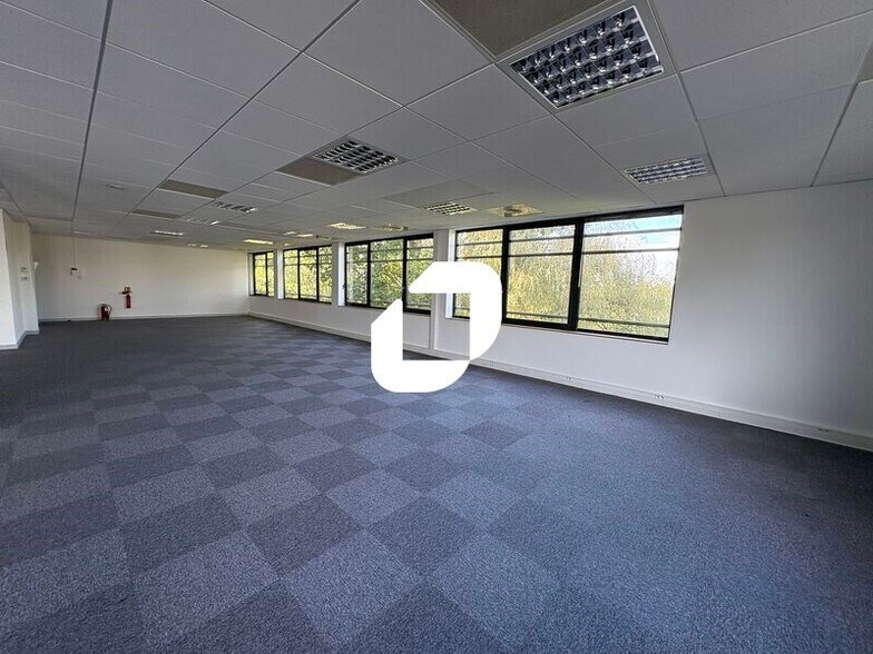 Office in Saint-Priest for lease - Interior Photo - Image 3 of 15