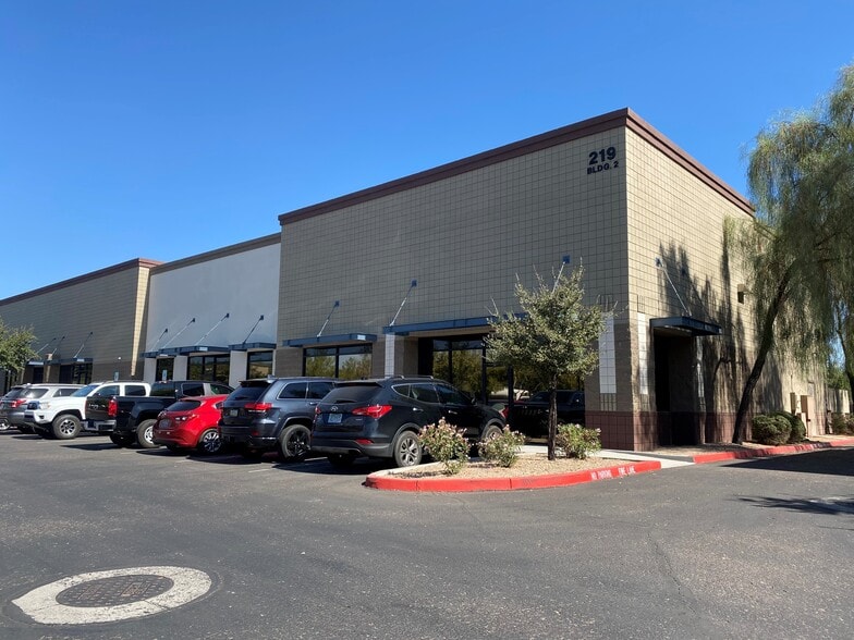 219 S William Dillard Dr, Gilbert, AZ for sale - Primary Photo - Image 1 of 4