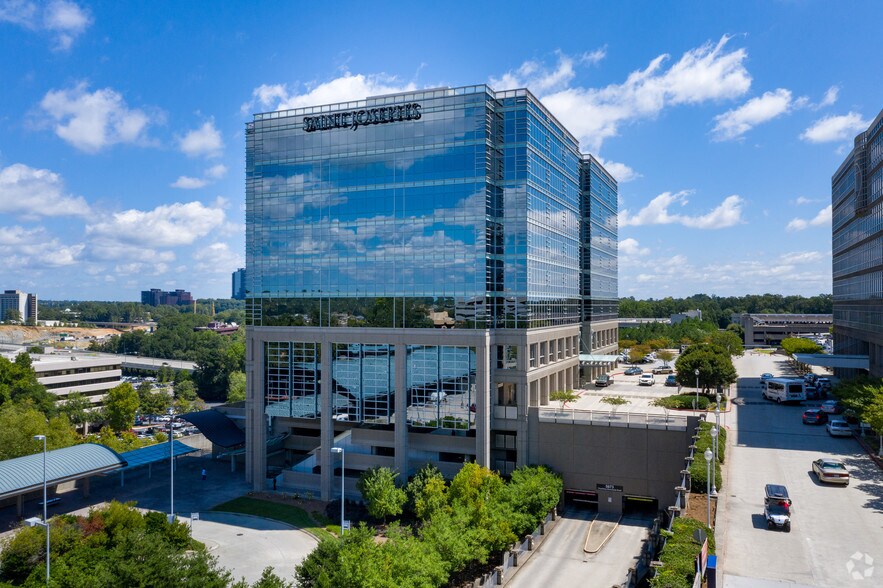 5673 Peachtree Dunwoody Rd NE, Atlanta, GA à louer - Photo du bâtiment - Image 2 de 17