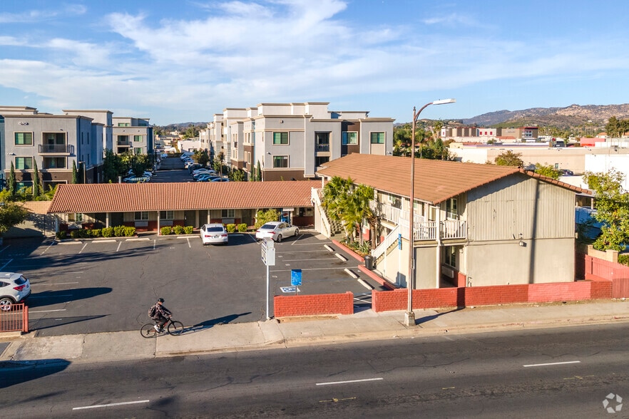 420 W Washington Ave, Escondido, CA à vendre - Photo du bâtiment - Image 3 de 5
