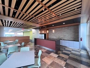 3525 Whitehall Park Dr, Charlotte, NC à louer Photo du bâtiment- Image 2 de 7