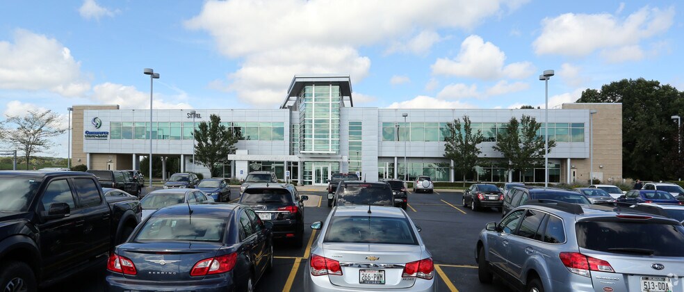 1700 S Silverbrook Dr, West Bend, WI for lease - Building Photo - Image 2 of 4