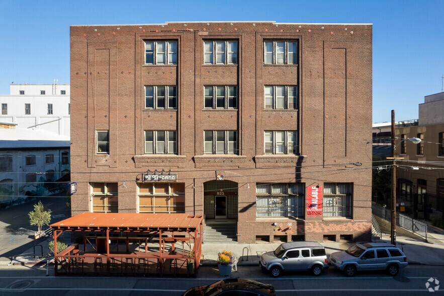 923 E 3rd St, Los Angeles, CA à louer - Photo du bâtiment - Image 2 de 4
