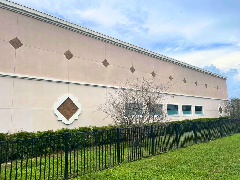 12702 Race Track Rd, Tampa, FL à louer - Photo du bâtiment - Image 3 de 7