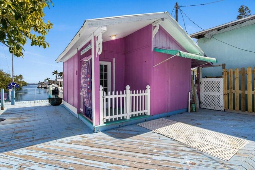 4637 Pine Island Rd NW, Matlacha, FL à vendre - Photo du bâtiment - Image 2 de 24