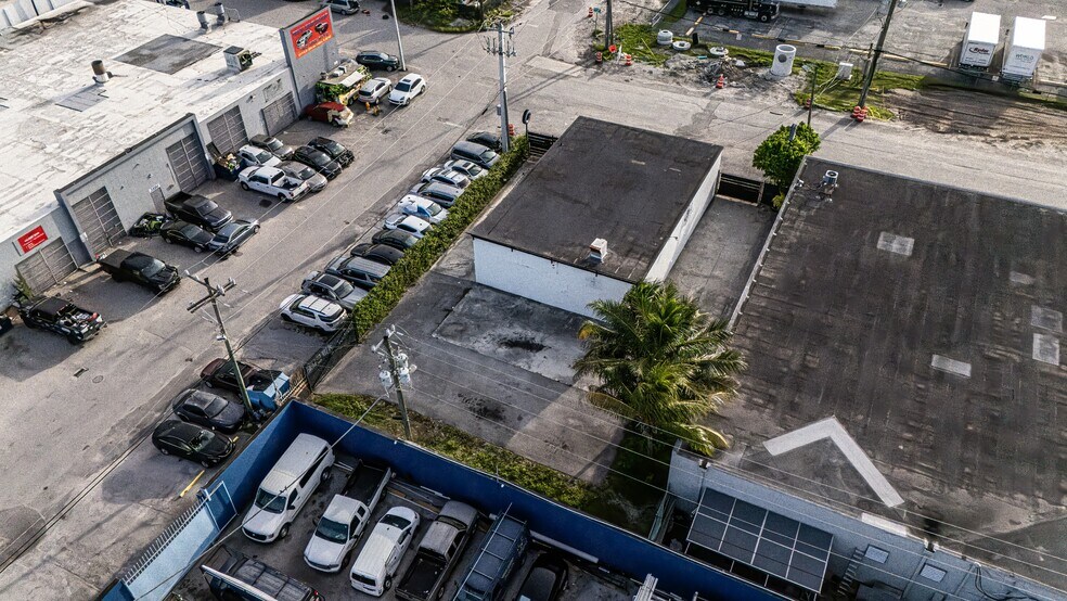 5201 NW 36th Ave, Hialeah, FL à louer - Photo du bâtiment - Image 3 de 8