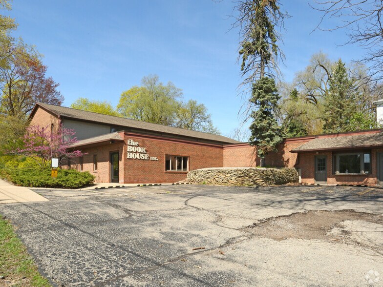 216 W Chicago St, Jonesville, MI à vendre - Photo du bâtiment - Image 1 de 36