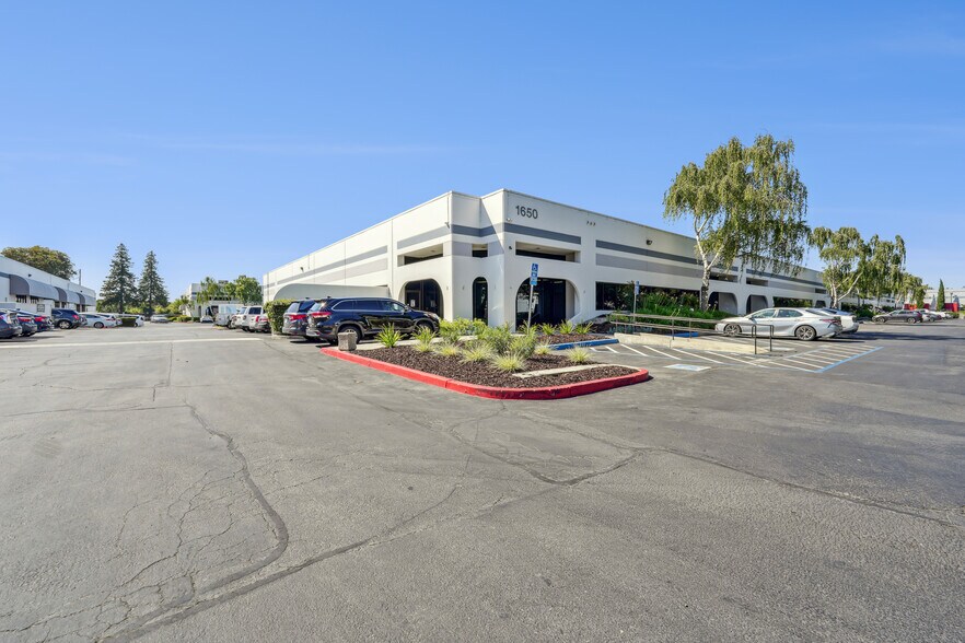 1670 Las Plumas Ave, San Jose, CA à louer - Photo du bâtiment - Image 1 de 5