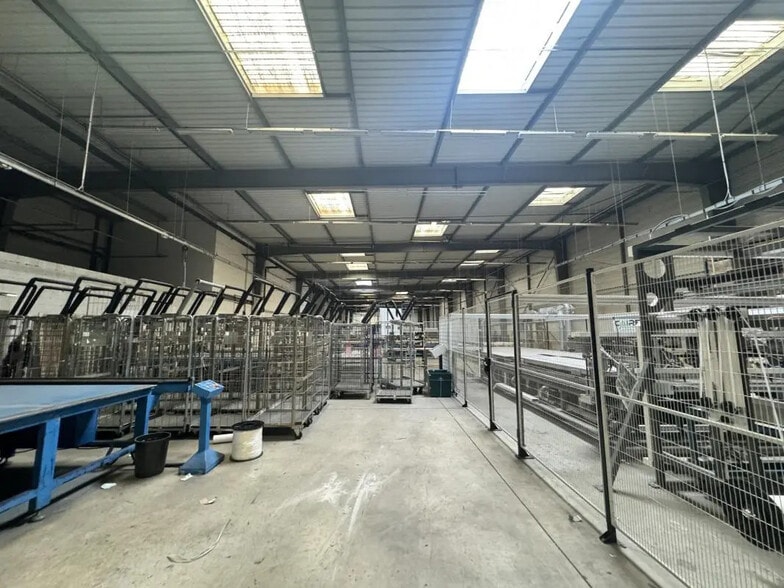 Office in La Courneuve for lease - Building Photo - Image 3 of 12