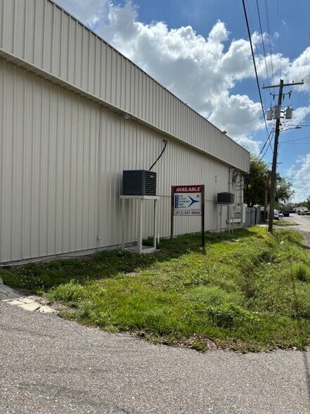 5017 N Coolidge Dr, Tampa, FL à louer - Photo du bâtiment - Image 3 de 102