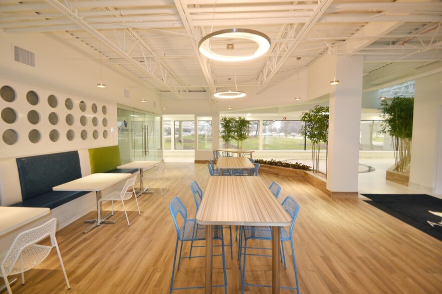 34505 W 12 Mile Rd, Farmington Hills, MI à louer - Hall d’entrée - Image 3 de 12