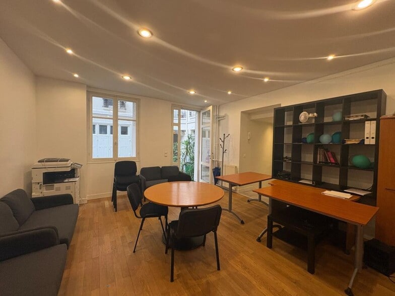 3 Rue Du Vieux Colombier, Paris for lease - Interior Photo - Image 3 of 9