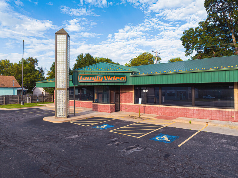 2004 N Broadway St, Pittsburg, KS for lease - Building Photo - Image 3 of 7