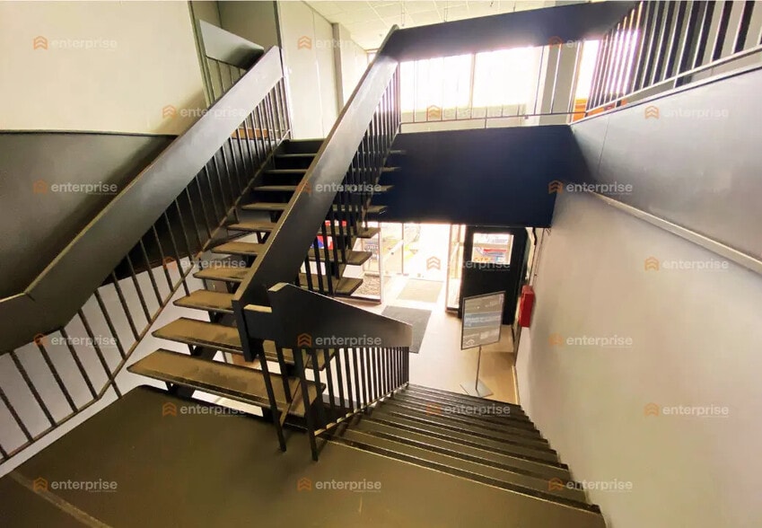 Office in Lezennes for lease - Building Photo - Image 2 of 6