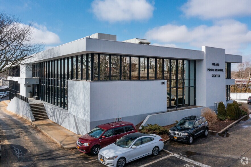 100 Manetto Hill Rd, Plainview, NY à louer - Photo du bâtiment - Image 3 de 16