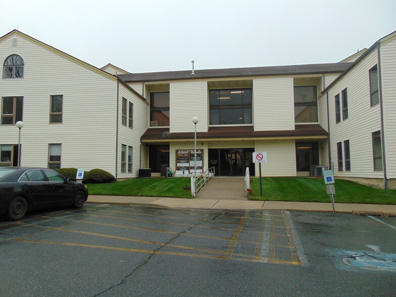 509 Stillwells Corner Rd, Freehold, NJ for lease - Primary Photo - Image 1 of 19