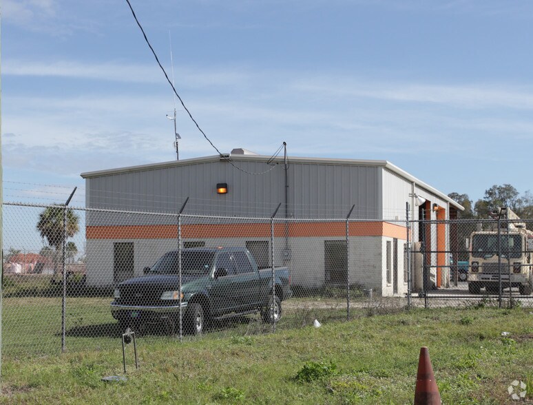 16751 Link Ct, Fort Myers, FL for lease - Building Photo - Image 2 of 6