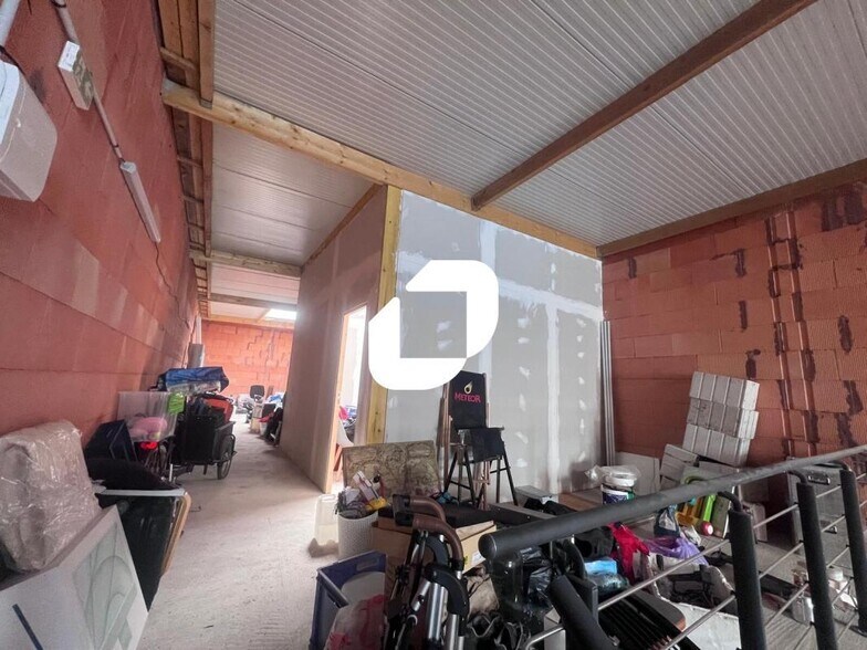 Flex in Meaux for lease - Interior Photo - Image 3 of 5