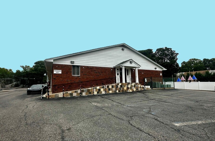 1181 Old Country Rd, Plainview, NY à louer - Photo du bâtiment - Image 2 de 4