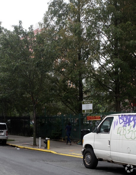 4 Hancock Pl, New York, NY for sale - Building Photo - Image 3 of 9