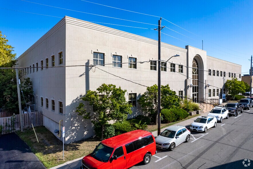 78 Richmond St W, Oshawa, ON à louer - Photo du bâtiment - Image 2 de 17