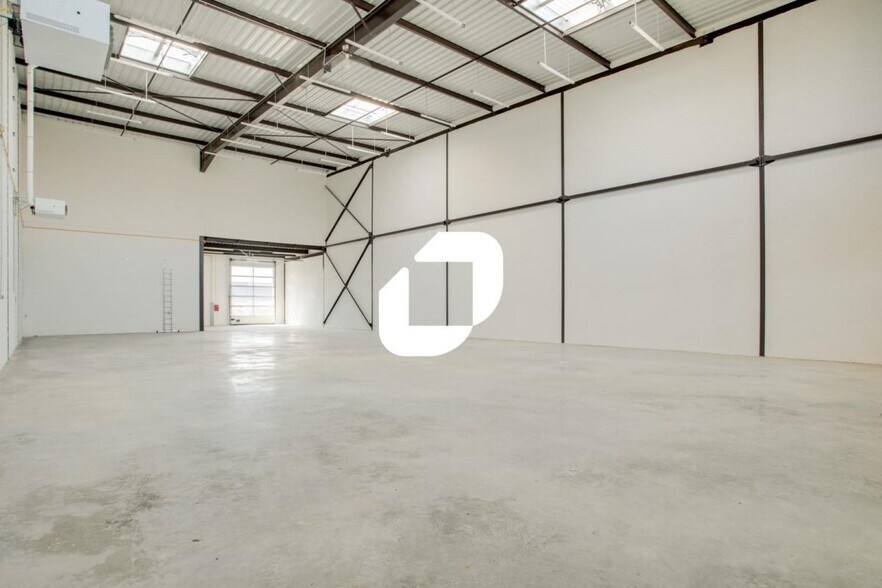 Flex in Collégien for lease - Interior Photo - Image 2 of 28