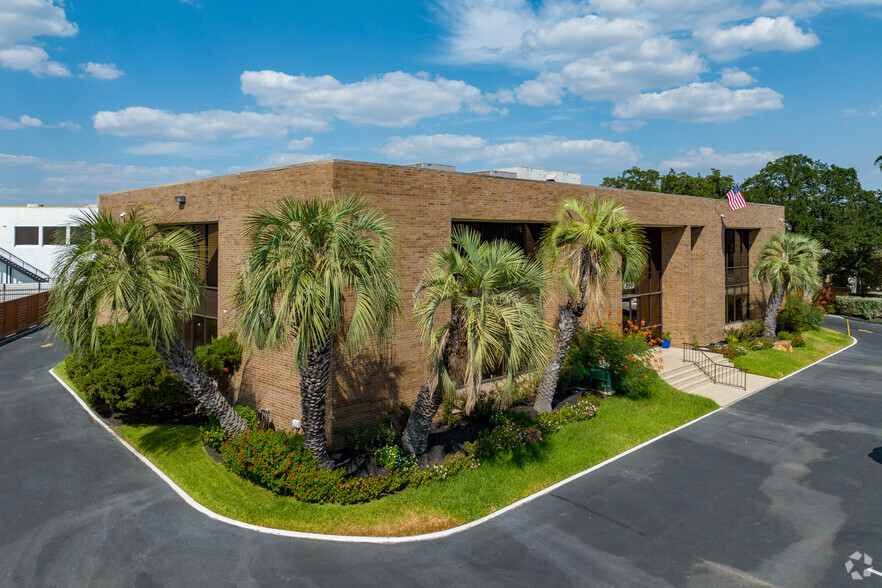 6720 Sands Point Dr, Houston, TX for lease - Building Photo - Image 1 of 11