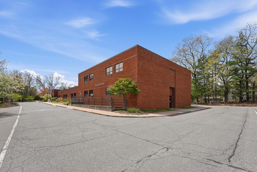 594 Converse St, Longmeadow, MA à louer - Photo du bâtiment - Image 3 de 5
