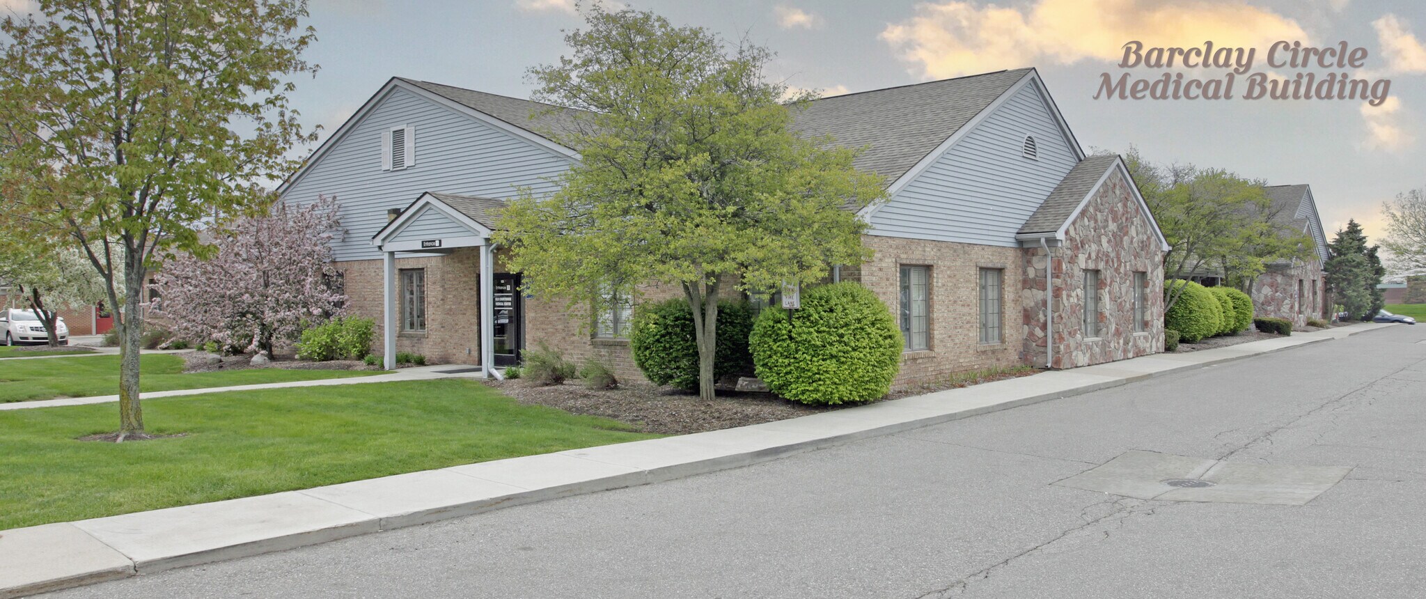 135 Barclay Cir, Rochester Hills, MI à louer Photo du bâtiment- Image 1 de 3