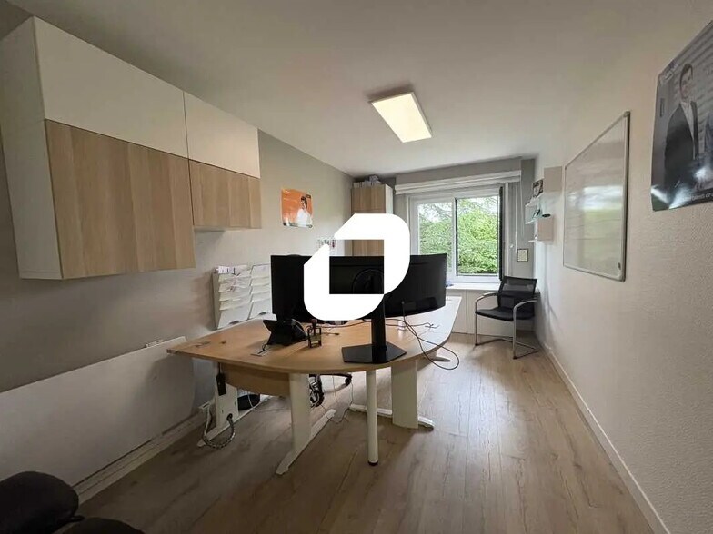 Bureau dans Trappes à louer - Photo du bâtiment - Image 2 de 11