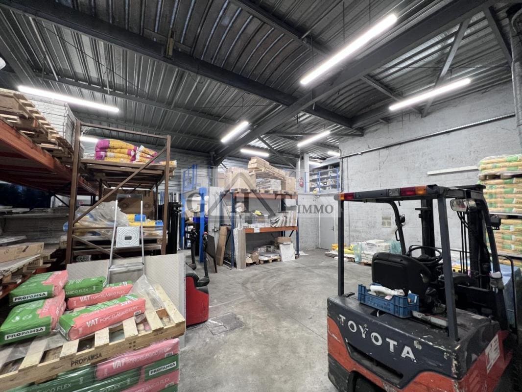 Industrial in Le Thillay for lease Interior Photo- Image 1 of 3